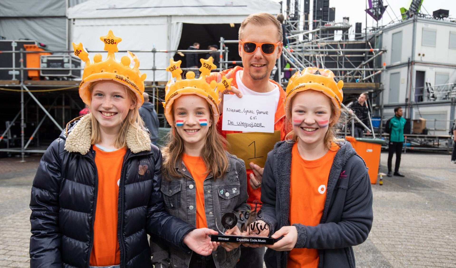 Armin van Buren reikte de prijs voor de eerste editie van Code.music uit aan de winnende school De Wegwijzer.
