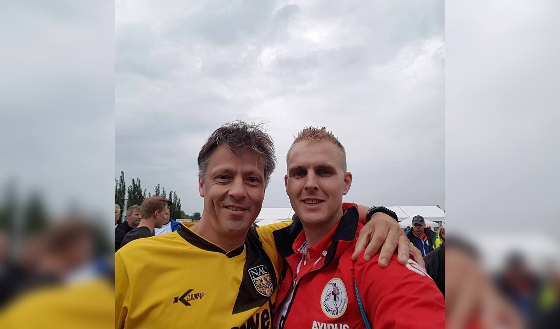Sparta-supporter Ruud Ammerlaan samen met een NAC-collega bij de start van de Roparun dit jaar.