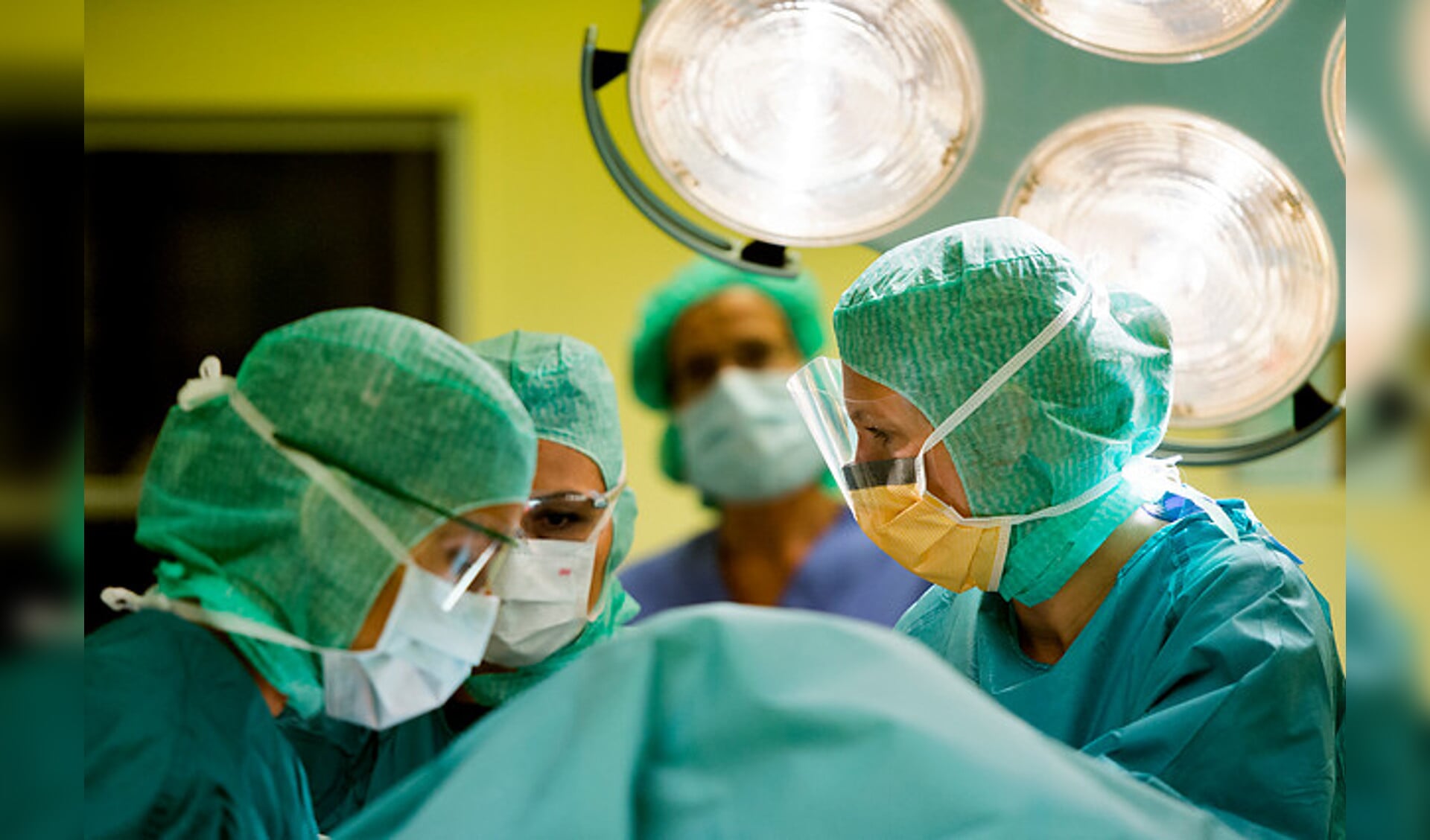 Personeel van het Amphia in een operatiekamer met nieuwe mutsen. foto Amphia