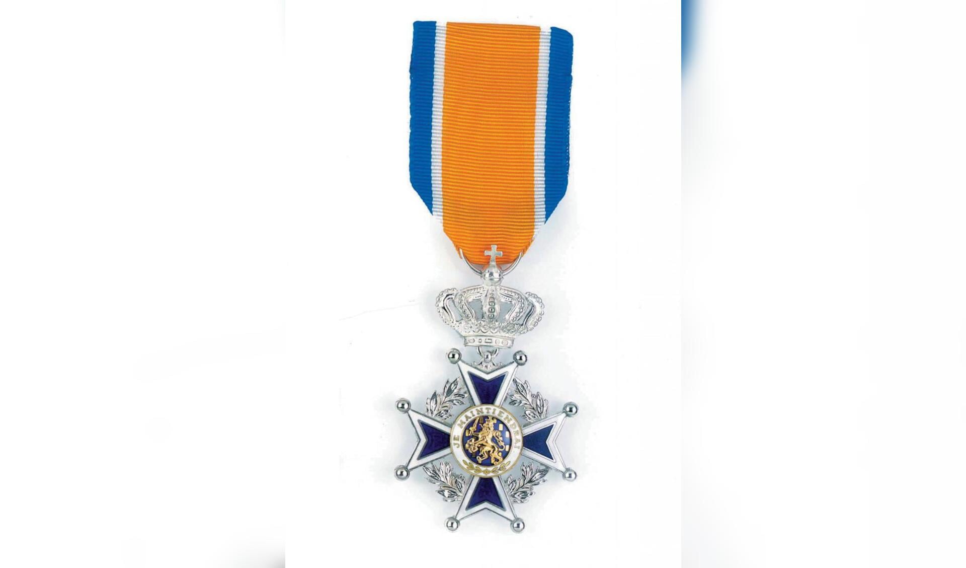 De versierselen die horen bij de Koninklijke Onderscheiding Ridder in de Orde van Oranje Nassau.