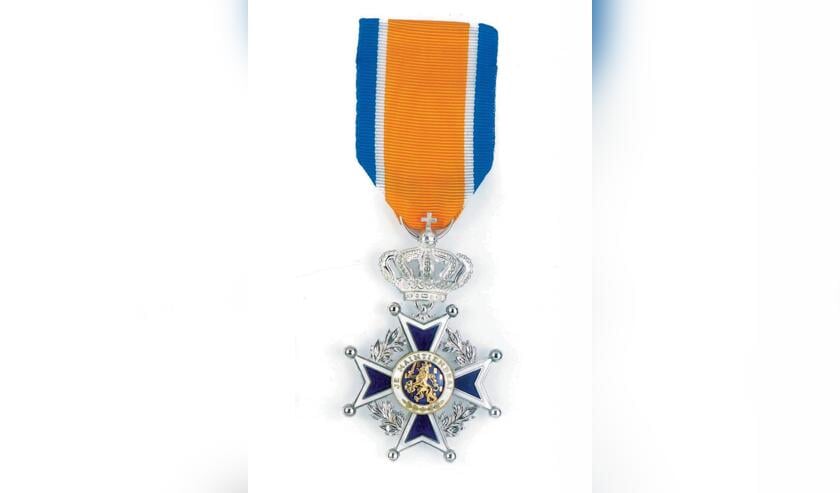 De versierselen die horen bij de Koninklijke Onderscheiding Ridder in de Orde van Oranje Nassau.
