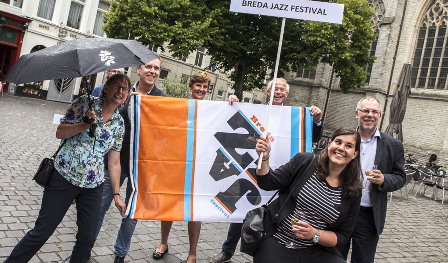 VVV-directeur Marlice Dreessen werd na haar afscheidsreceptie verrast met een parade van Bredase evenementen.