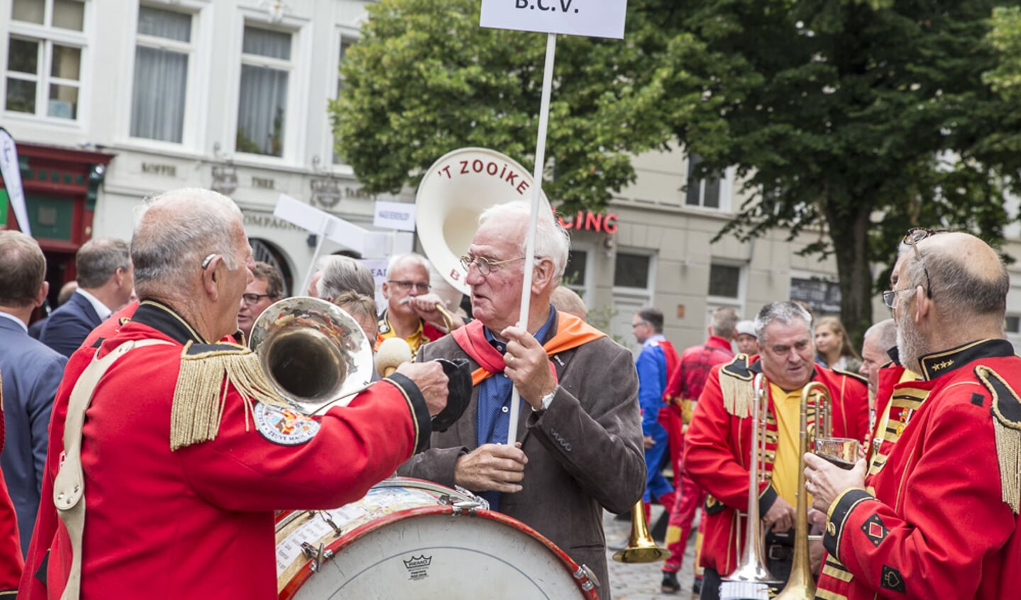 VVV-directeur Marlice Dreessen werd na haar afscheidsreceptie verrast met een parade van Bredase evenementen.