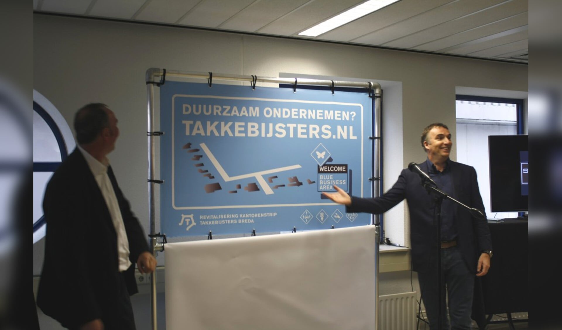 Initiatiefnemer Aert van der Goes opent samen met wethouder Cees Meeuwis het Blue Business Area.