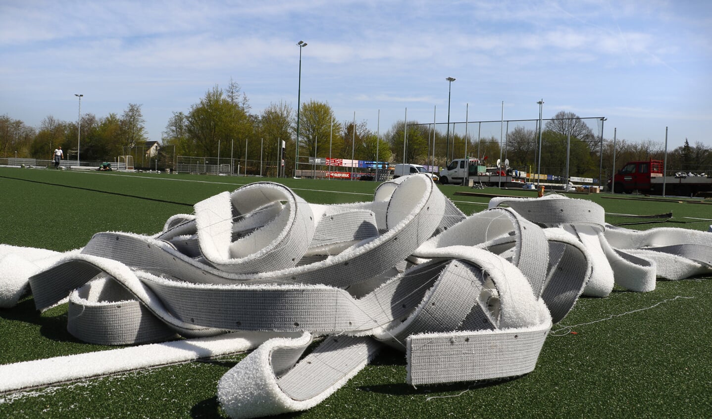 Bij HC Breda wordt met man en macht gewerkt aan de aanleg van een nieuw veld voor de Champions Trophy.