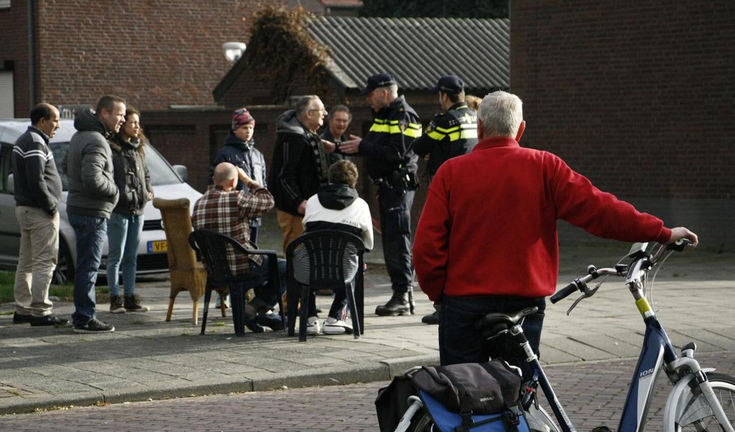 In de straat is de gewelddadige aanslag op een 63-jarige Bredanaar het gesprek van de dag. Burgemeester Paul Depla kwam met buurtbewoners praten.