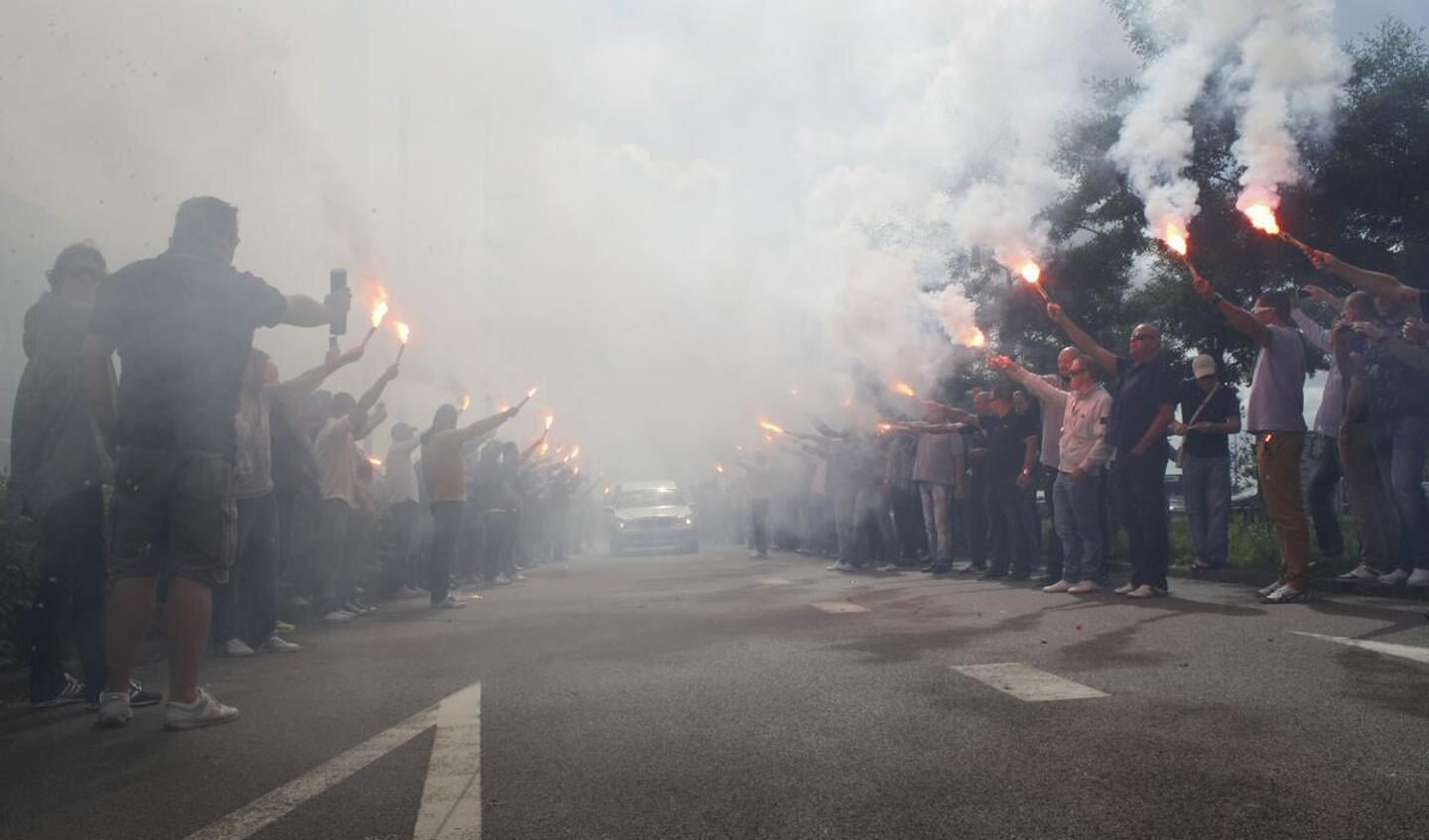 Honderden supporters namen donderdag in stijl afscheid van de overleden NAC-fan Marco van Meer foto Serge Mouthaan