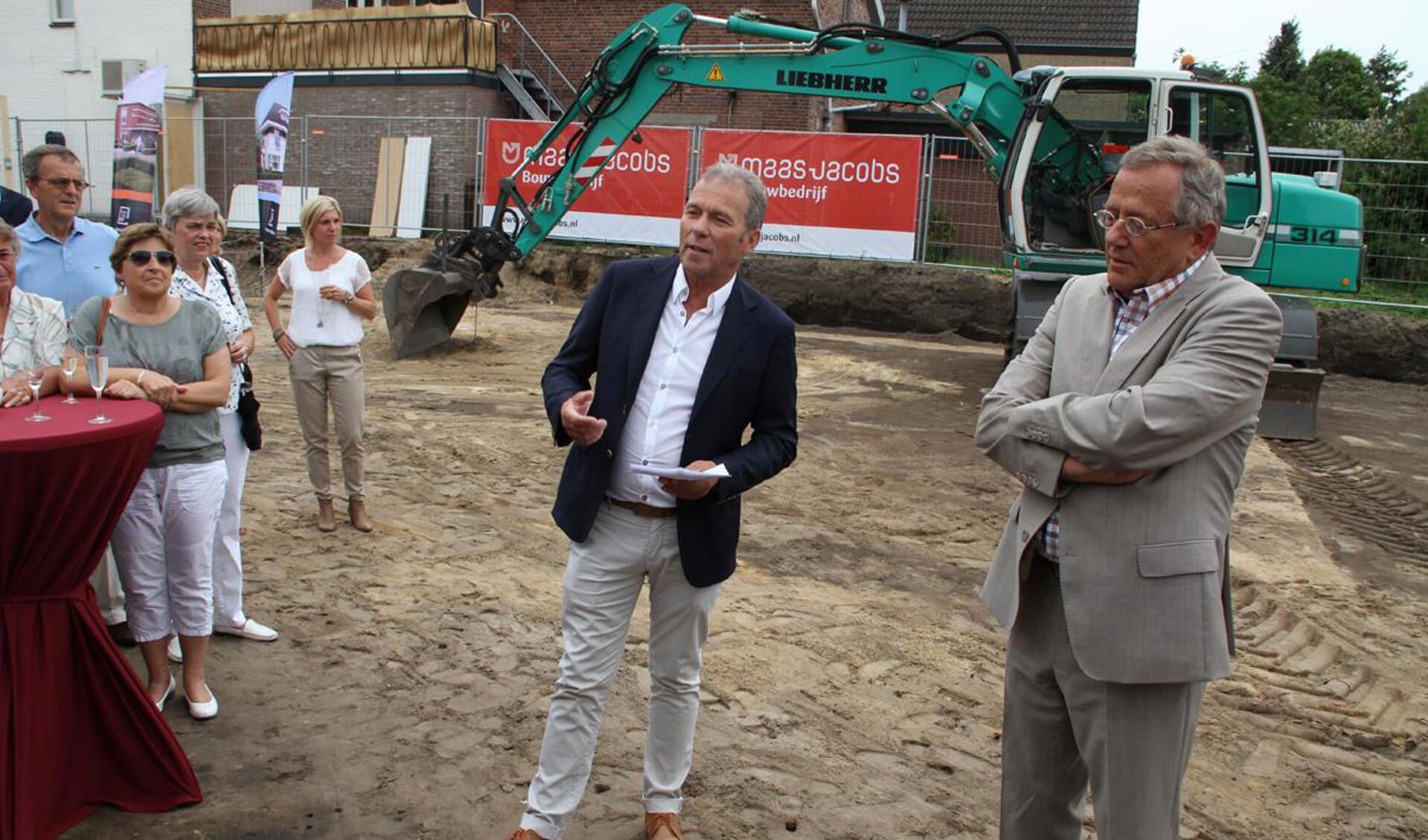 De bouw van de Annevillehof in Ulvenhout is officieel begonnen met het uitgraven van het straatnaambord Grimhuijsenhof.
