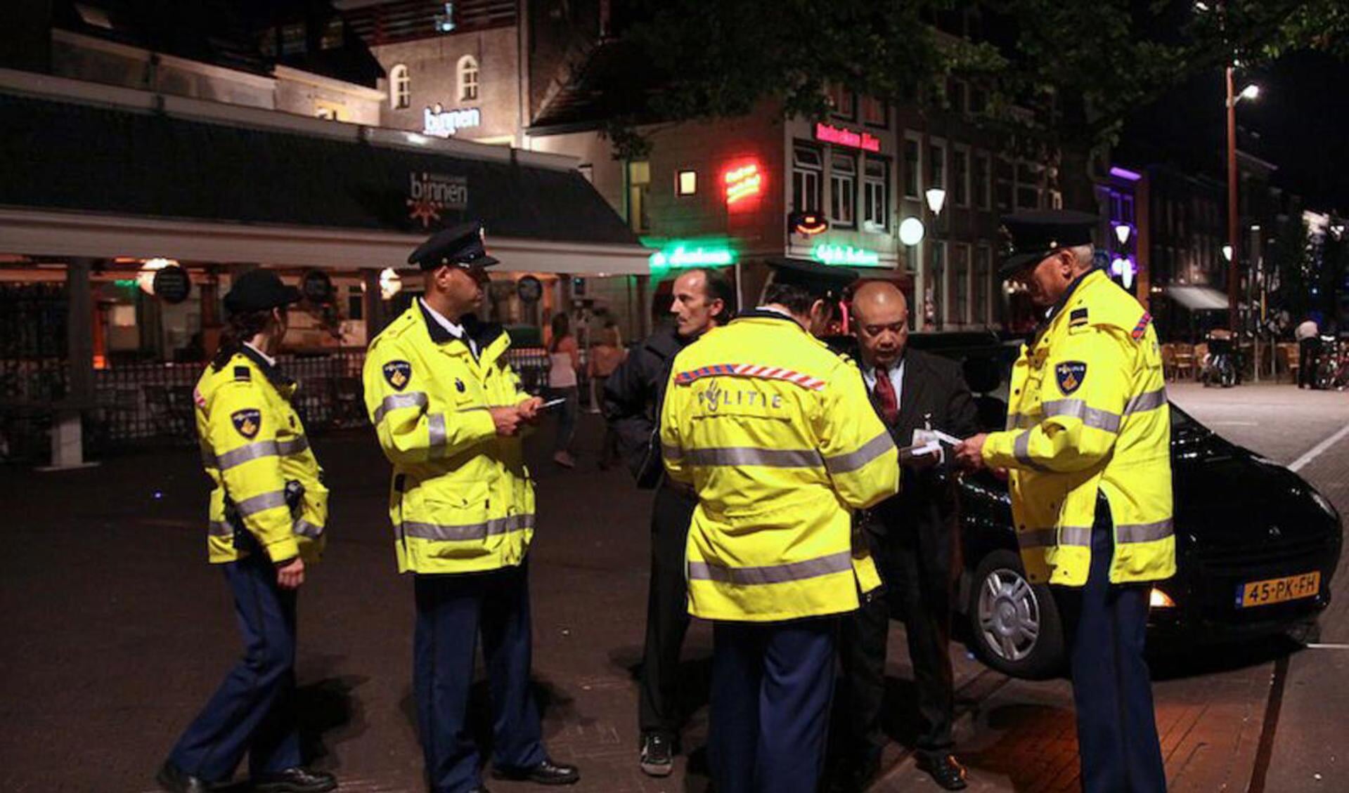 Politie en taxibranche in actie tegen de illegale taxi's bij de Hoge Brug in Breda. foto Peter Visser