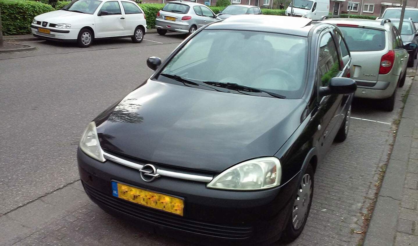 Een jongen is gewond geraakt bij een aanrijding met een auto.