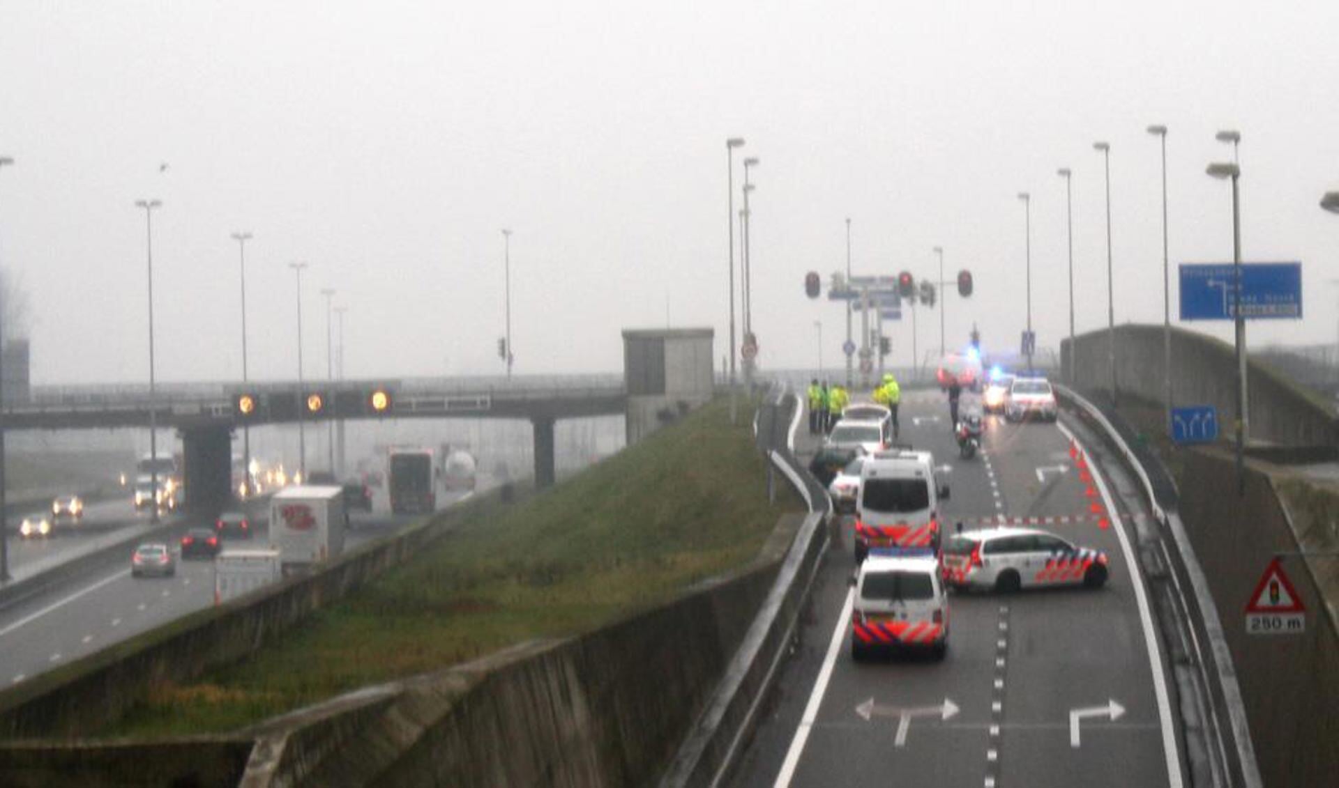 Arrestatie van een autodief op de afslag Breda-Noord A16. foto Serge Mouthaan