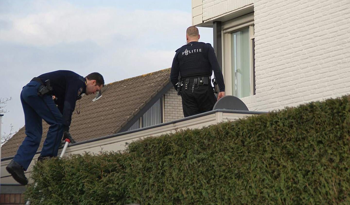 De politie arresteerde twee inbrekers na een tip van een buurtbewoner.  foto Theo Herrings