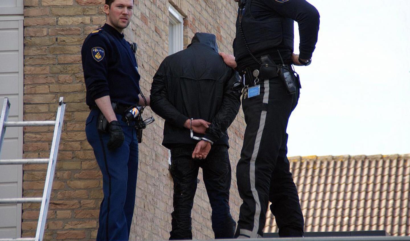 Twee inbrekers werden woensdagmiddag gearresteerd nadat een buurtbewoner de politie inseinde. foto Theo Herrings