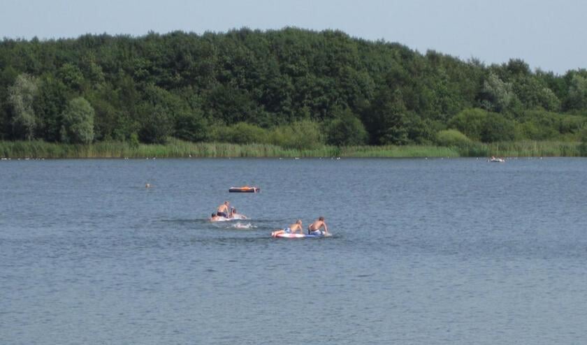 Gezellig druk bij de Asterdplas op de warmste dag to nu toe. foto Wijnand Nijs