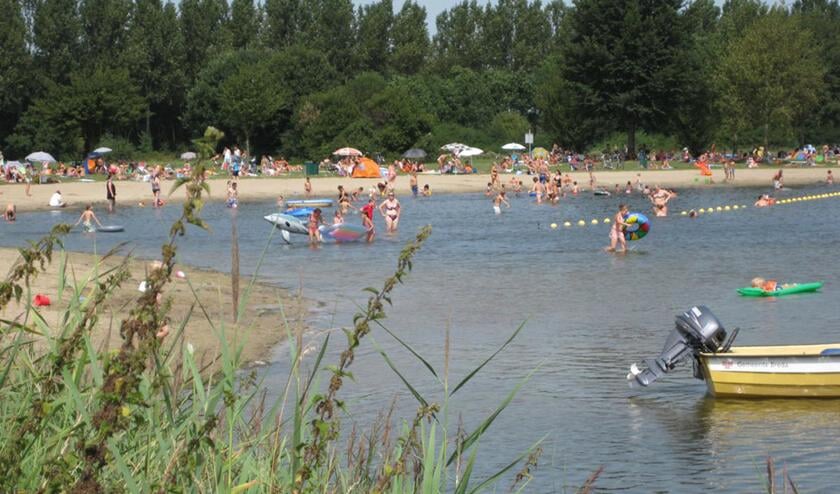 Gezellig druk bij de Asterdplas op de warmste dag to nu toe. foto Wijnand Nijs
