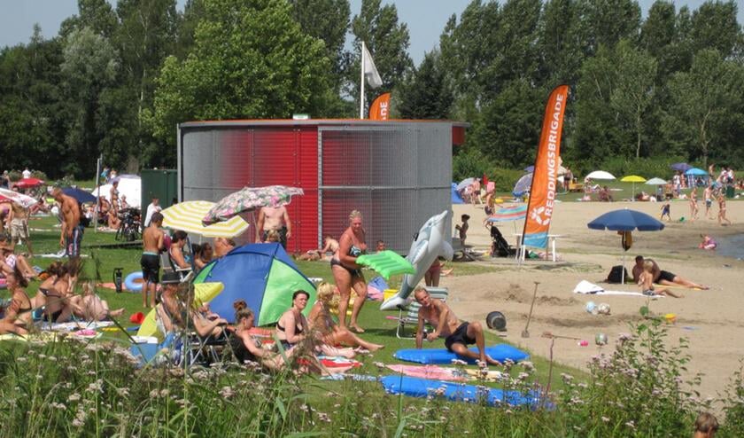 Gezellig druk bij de Asterdplas op de warmste dag to nu toe. foto Wijnand Nijs