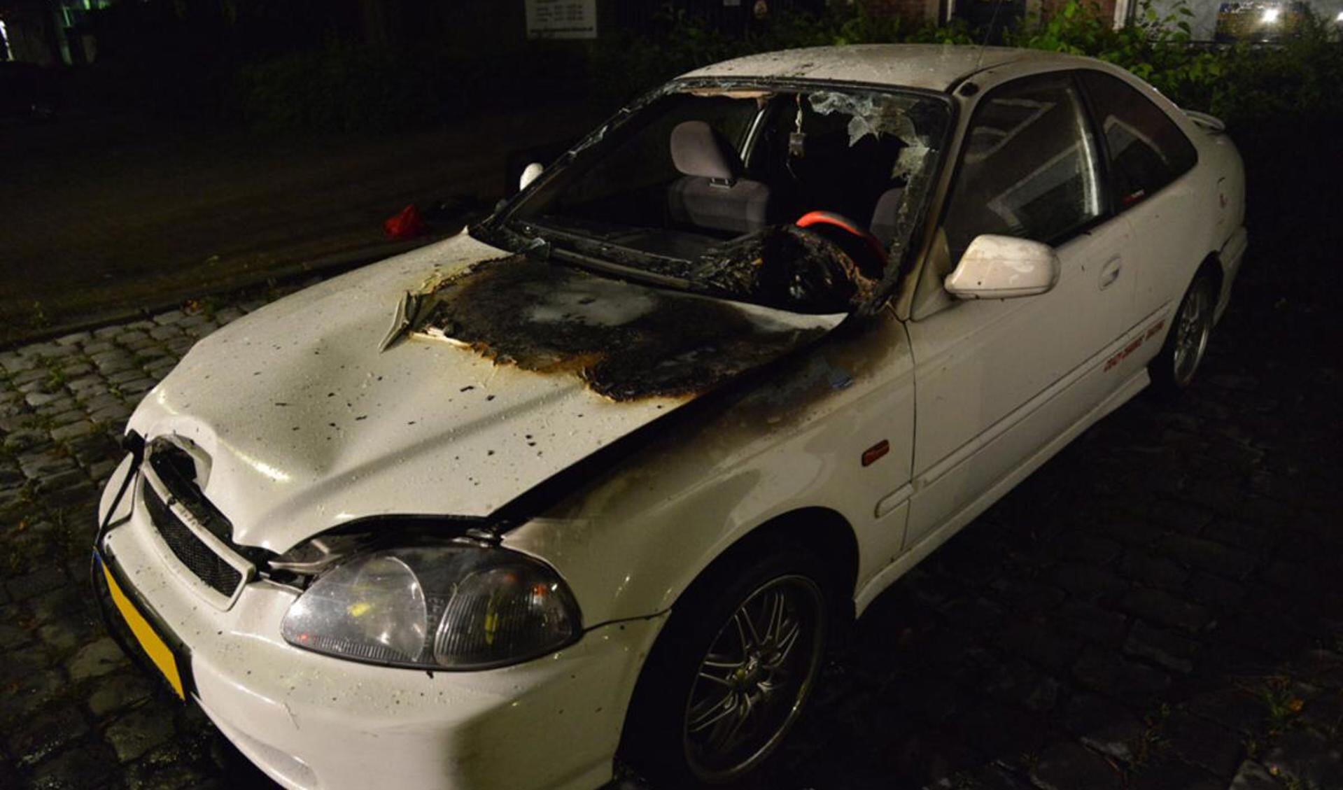Een auto in de Buffelstraar is zwaar beschadigd geraakt door brand.