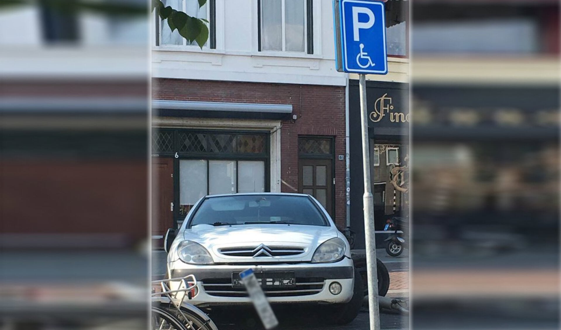 Auto zonder achteras staat na bizar ongeval al bijna week op invalideparkeerplaats