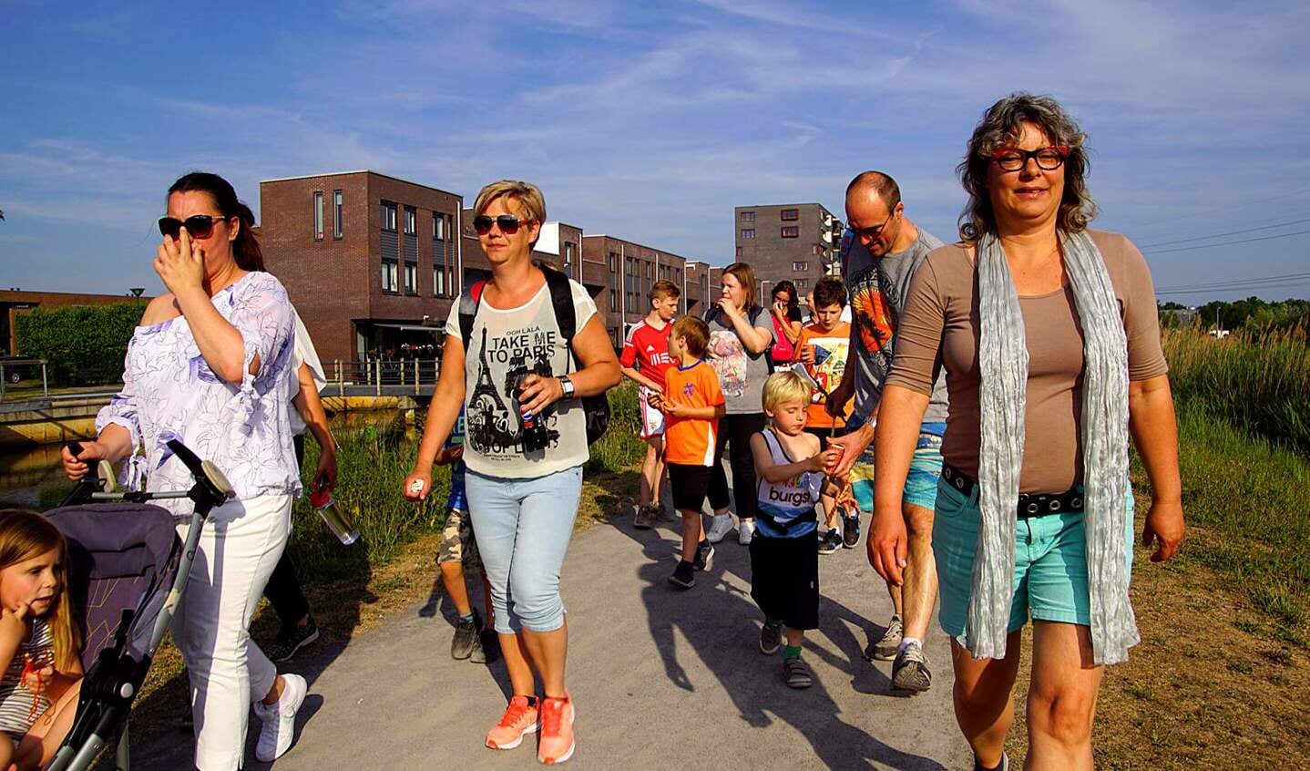Honderden lopen in de Haagse Beemden de avondvierdaagse.