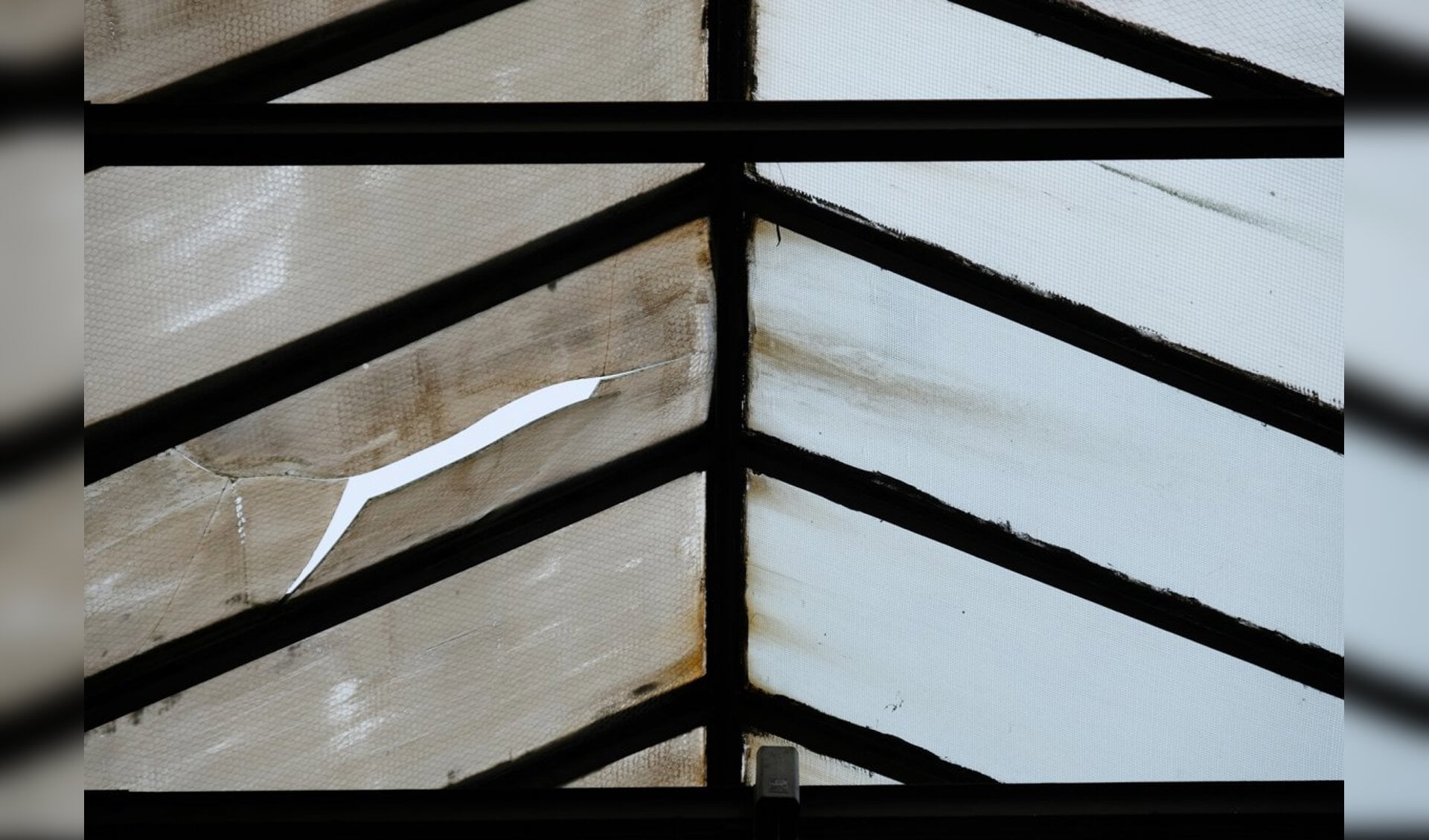 Glazen platen in het dak van de grote hal van Van Puijfelik.