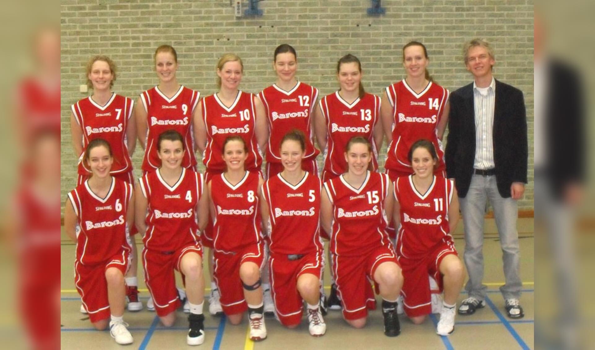 Het eerste damesteam van Barons, dat uitkomt in de hoofdklasse in seizoen 2009-2010. foto Barons
