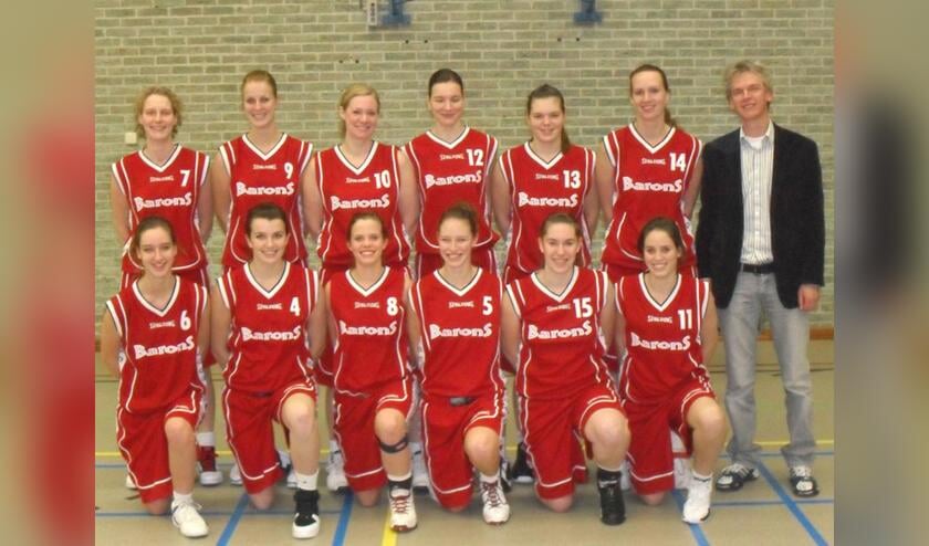 Het eerste damesteam van Barons, dat uitkomt in de hoofdklasse in seizoen 2009-2010. foto Barons