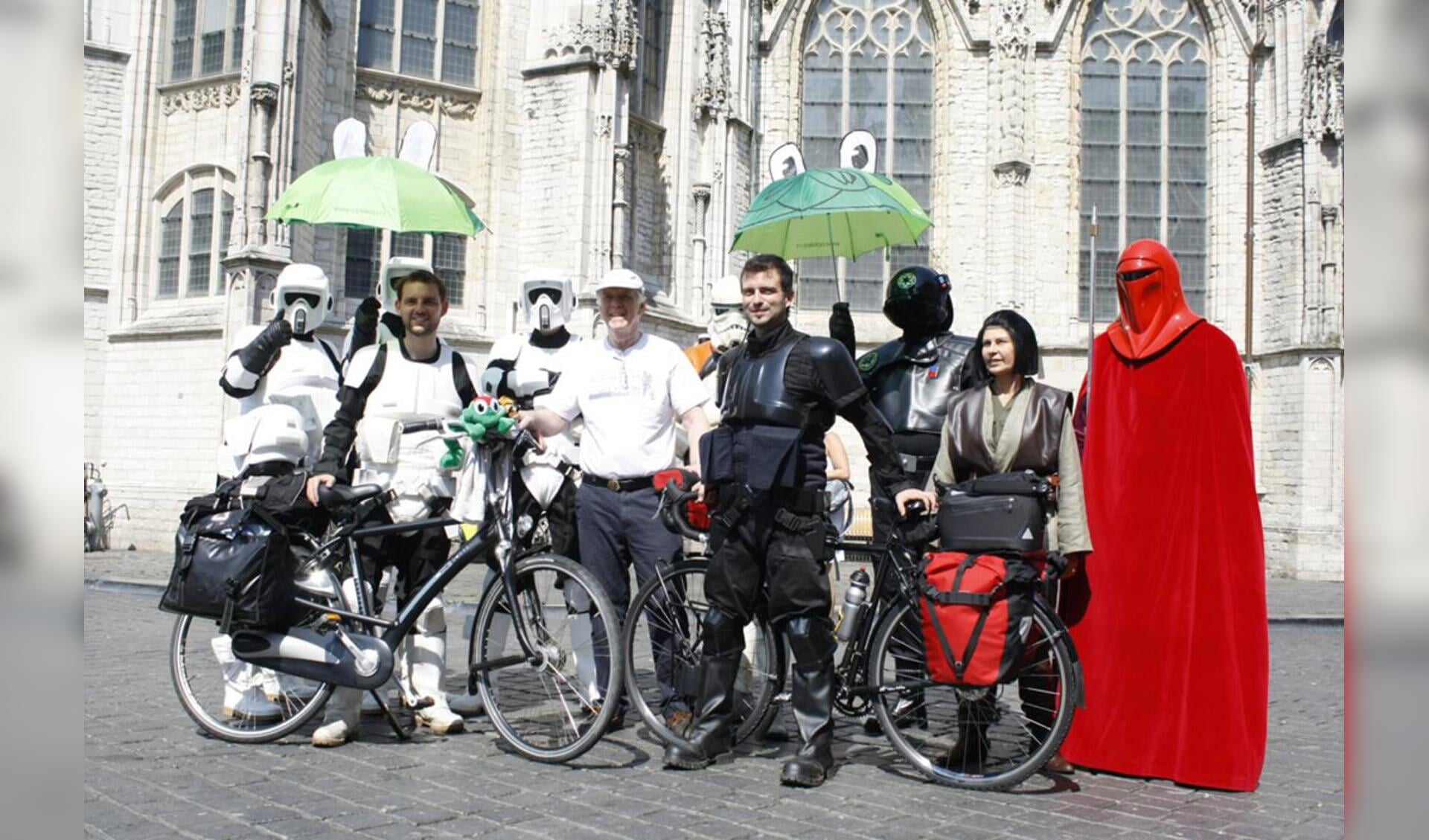 Star Wars op de Grote Markt. Twee Biker Scouts fietsen voor het goede doel. foto Wijnand Nijs