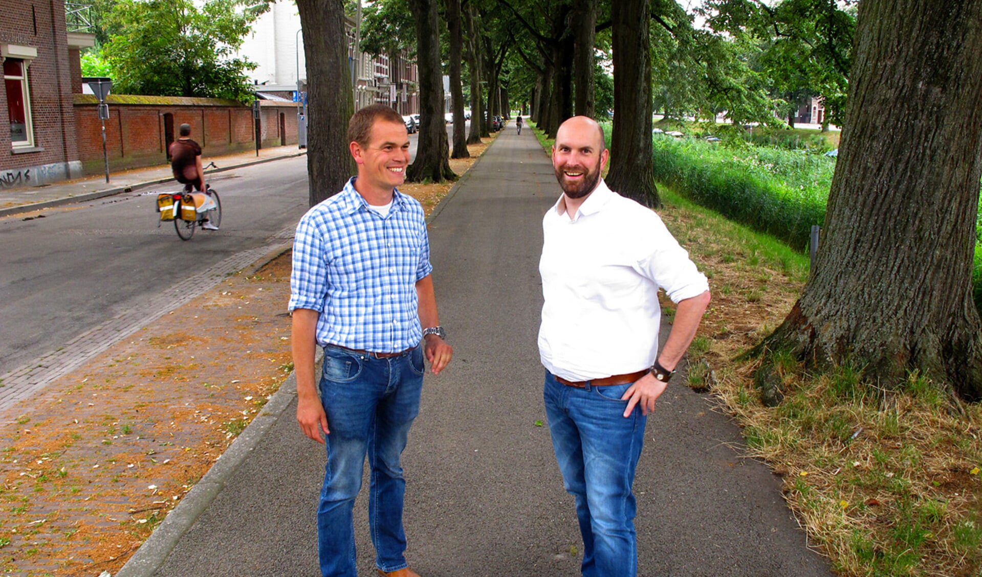 De gemeente gaat de komende 40 jaar (!) de binnensingels omvormen naar een stadspark door naast de bomenrij een wandelpad en een tweede bomenrij aan te leggen. Bomenman Anton Lips en wethouder Boaz Adank bij de Mauritssingel.