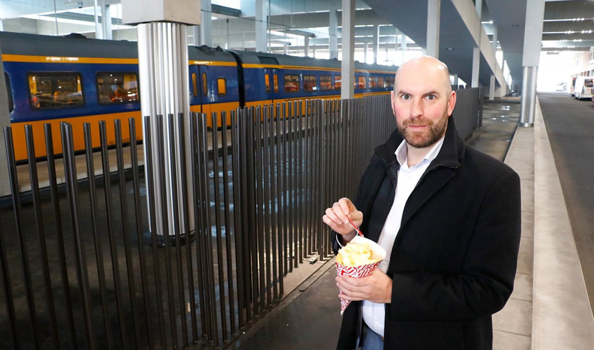 Wethouder Boaz Adank eet friet op station Breda.