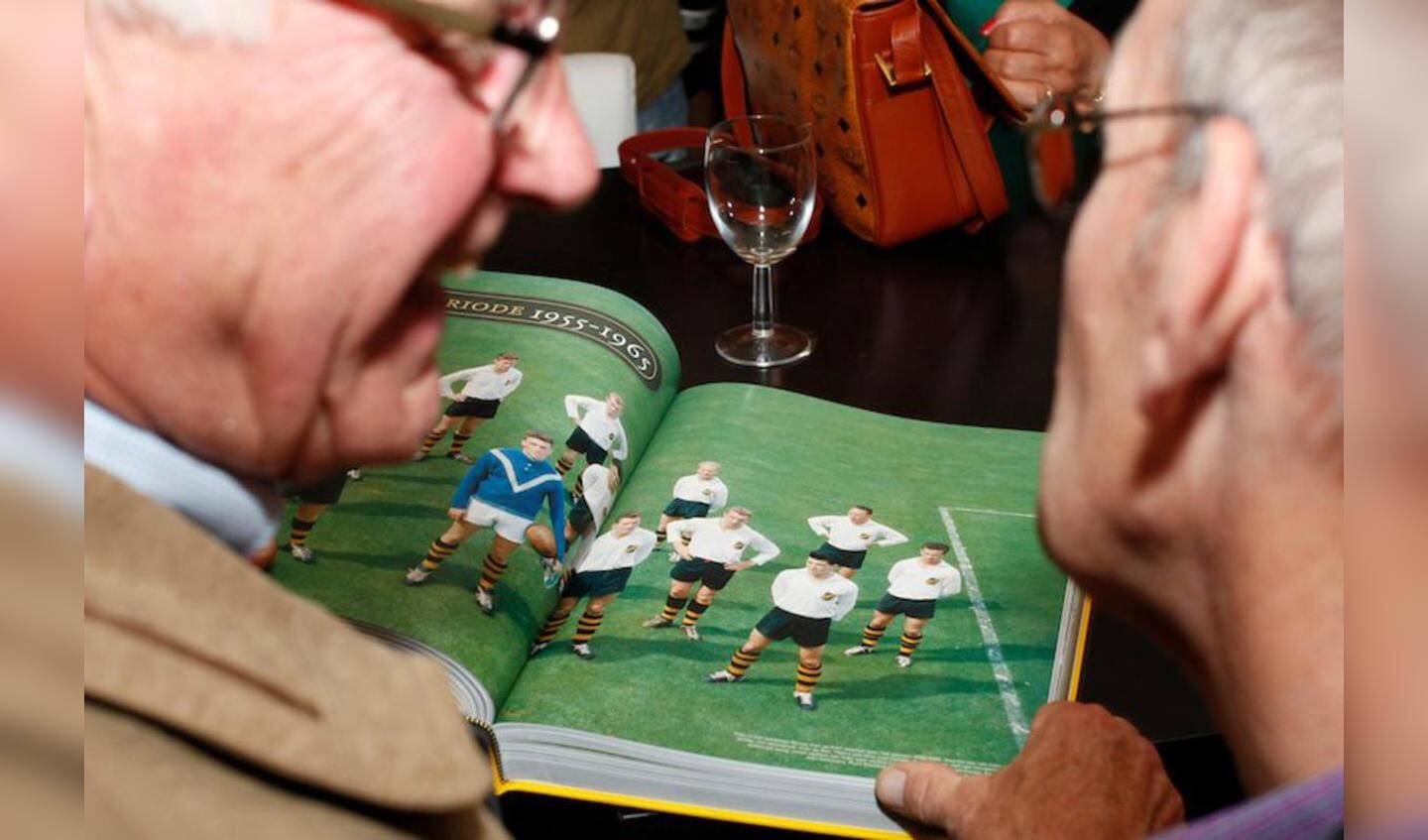 De presentatie van het boek 100 jaar NAC op de verjaardag van de club. foto Peter Visser