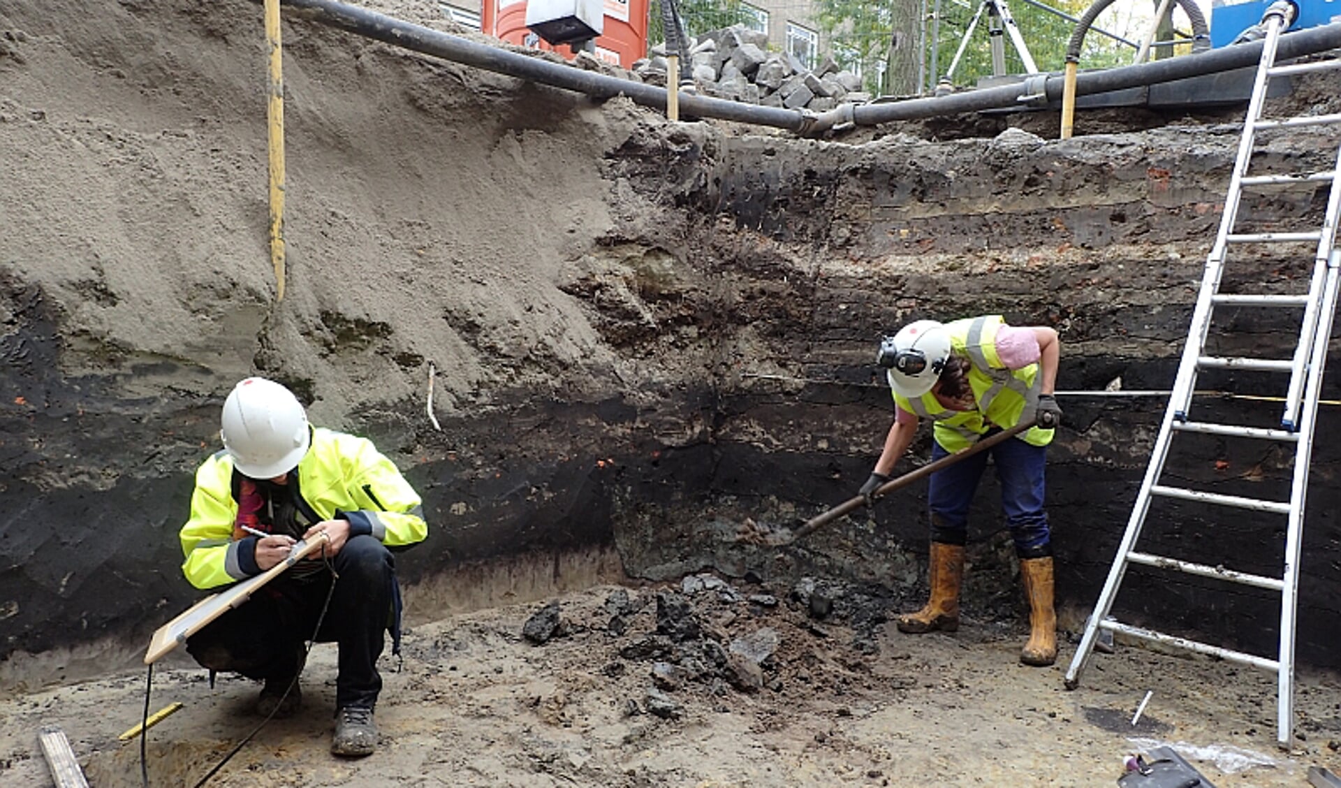 Archeologen onderzoeken de grond onder het Kasteelplein.