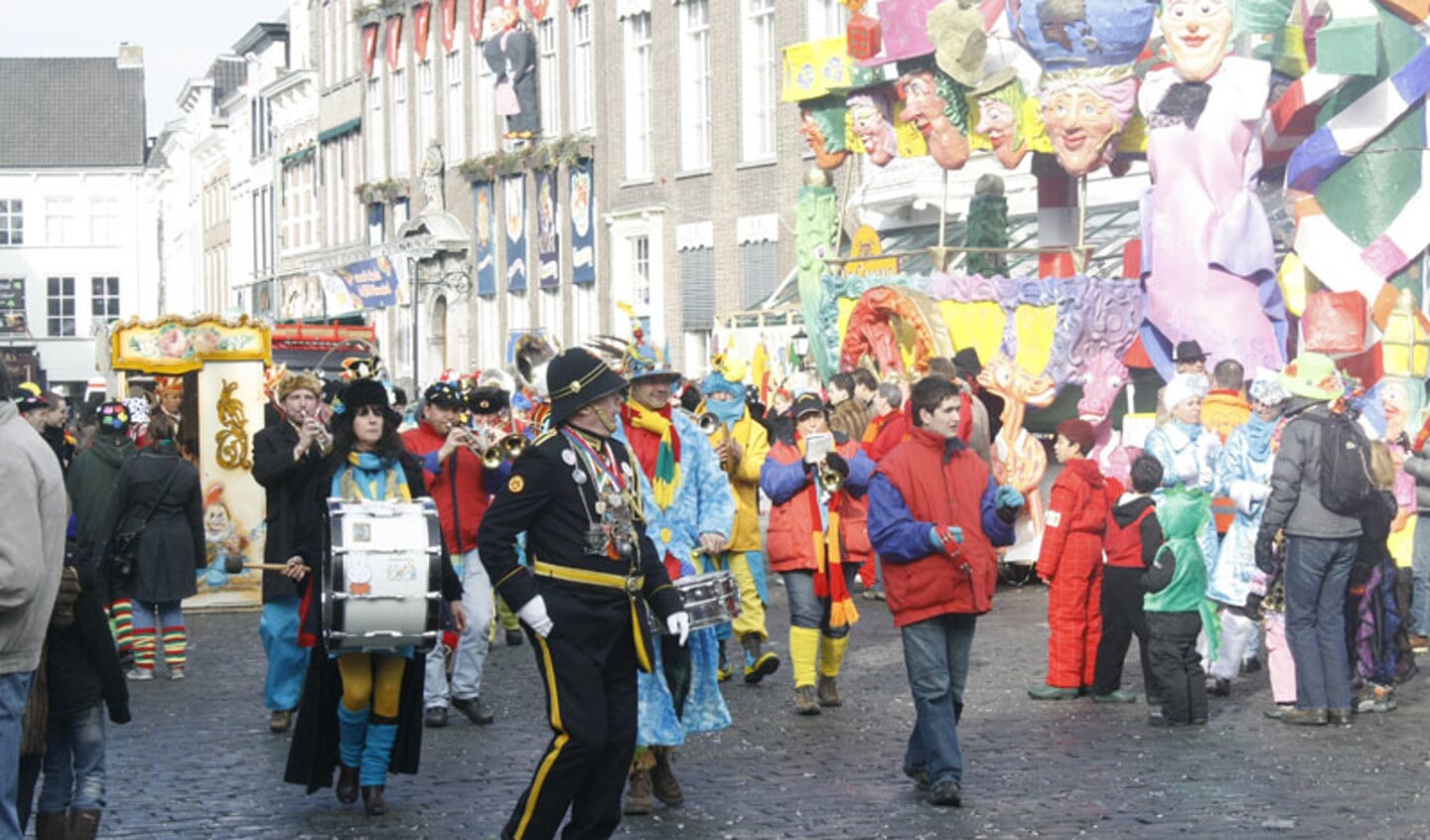 De Brakkenmiddag op de Grote Markt in Breda, carnavalsdinsdag 16 februari 2010. foto Sanne Stenvert