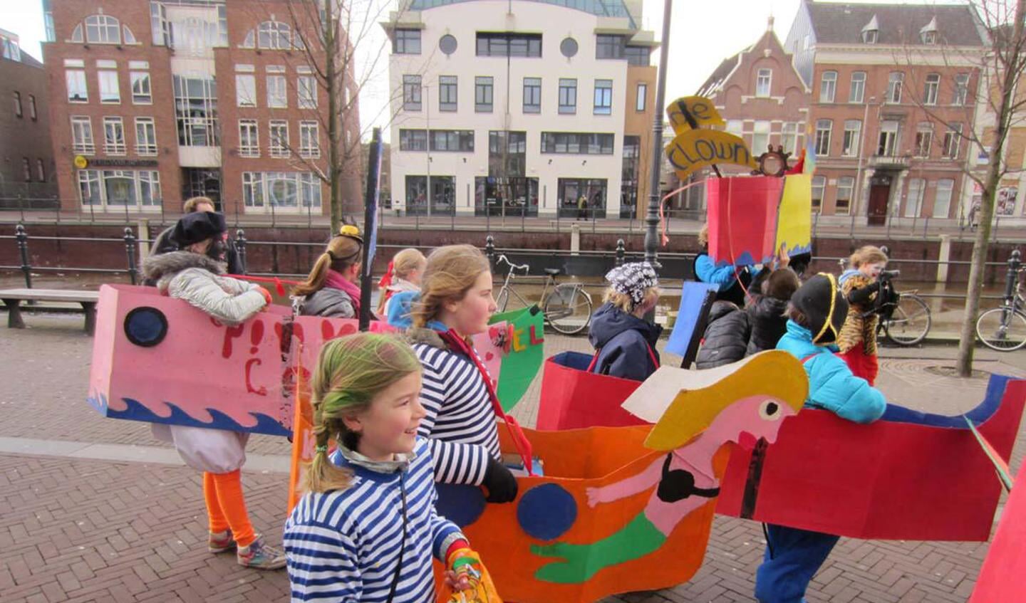 Een bonte stoet aan kinderen trok weer door het Kielegaat bij de Brakkensliert. foto Annet Goos