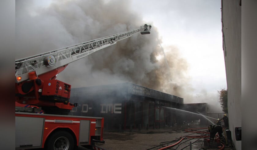 Een grote brand in het pand van Audio Time heeft de complete zaak in de as gelegd. foto Erik Eggens