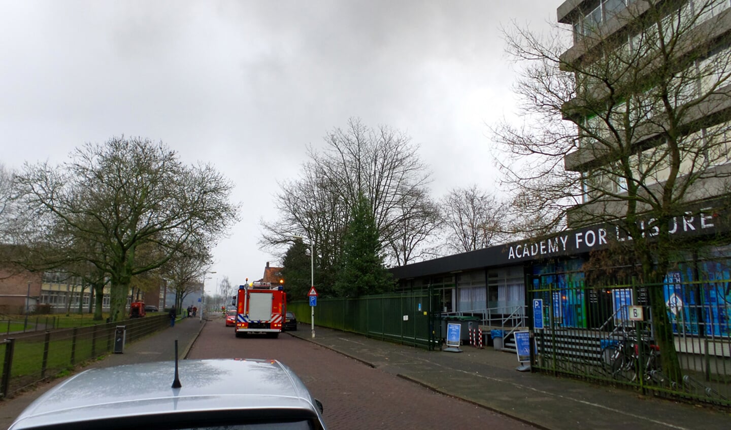 De brand bij De Faam vraagt veel inzet van de brandweer.