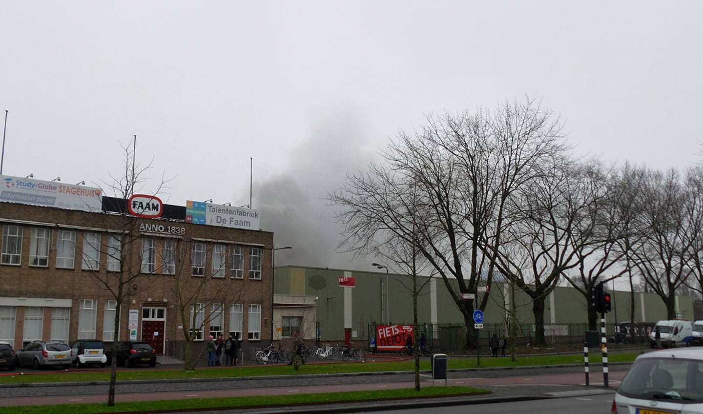 De brand bij De Faam vraagt veel inzet van de brandweer.