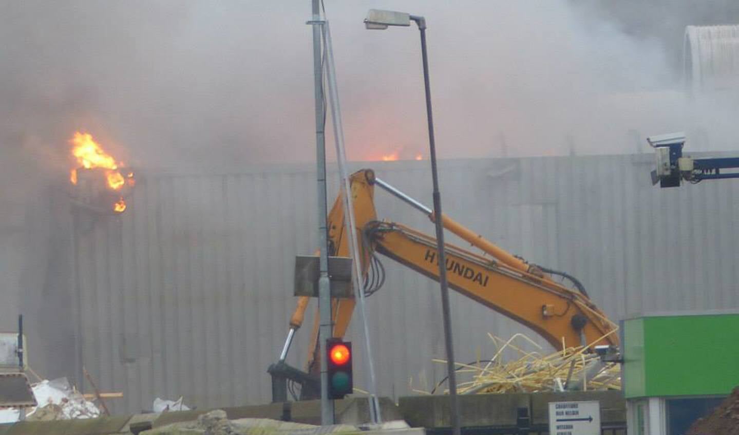 Brand bij een bedrijf aan de Eikdonk. foto's Locomotion Watersport Breda