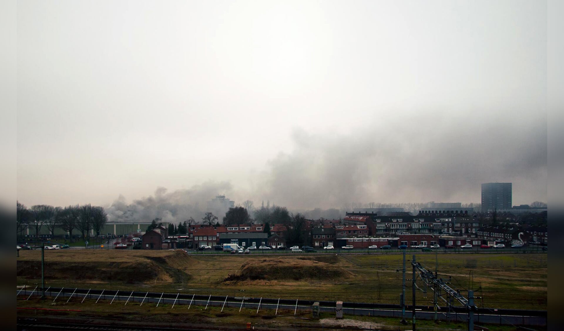 De brand bij De Faam, donderdag 22 december 2016, van afstand gezien.