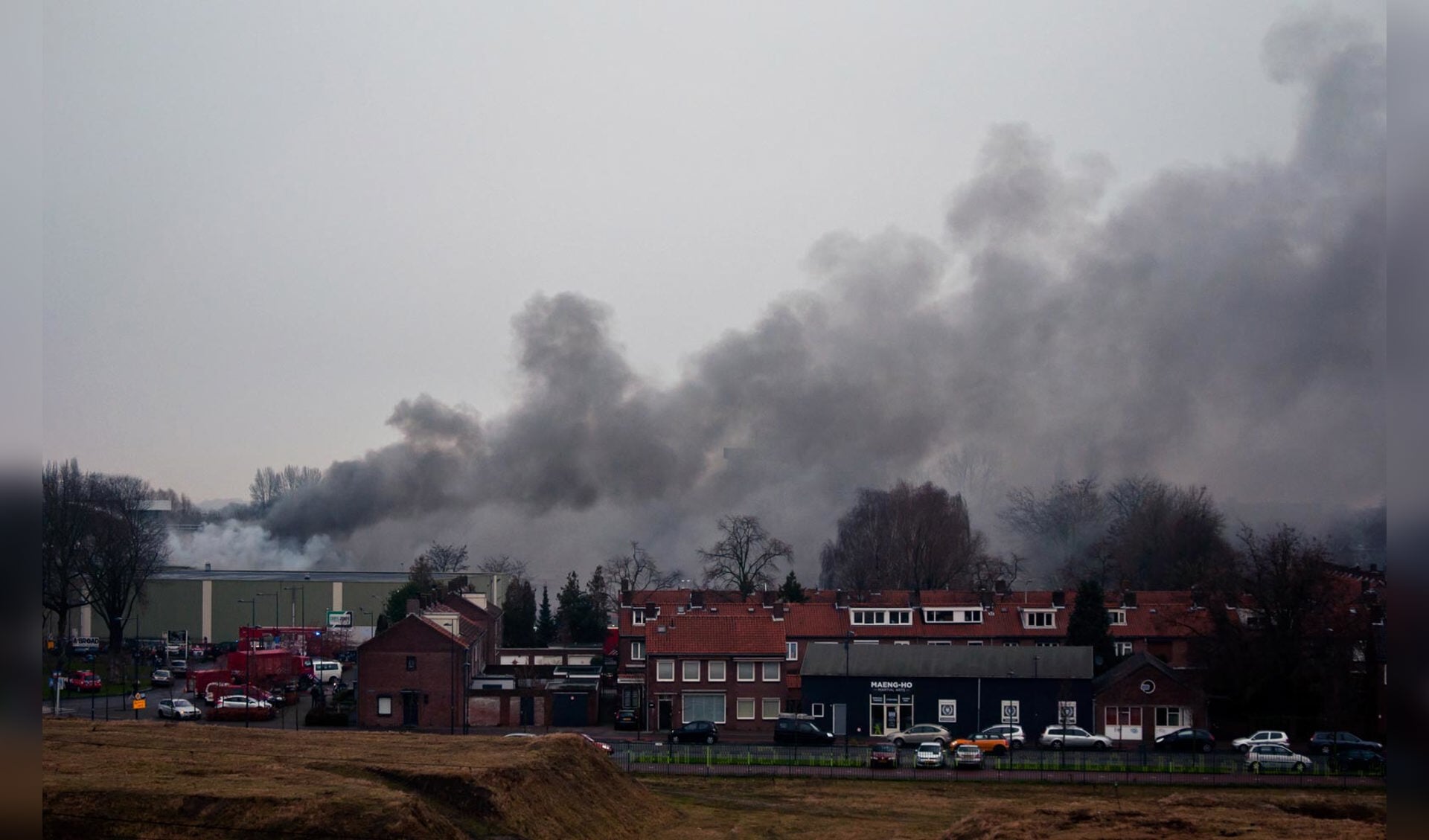 De brand bij De Faam, donderdag 22 december 2016, van afstand gezien.