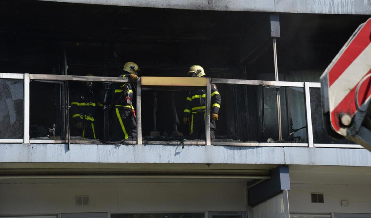 Een appartement in de Roeselarestraat brandde maandagmiddag uit. foto Perry Roovers/SQ Vision