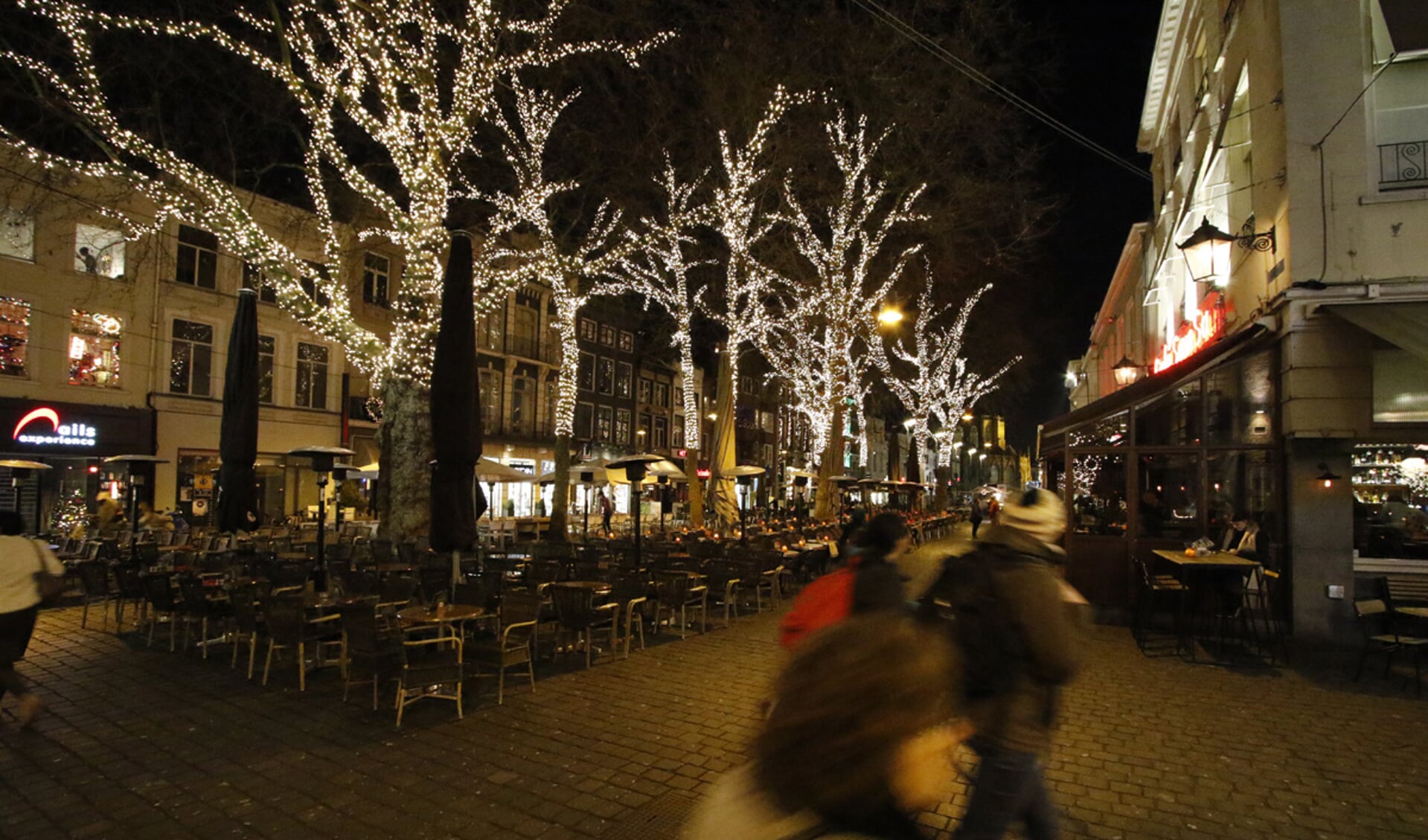 Breda is bijna klaar voor Winterland en Serious Request. De stad ligt er woensdagavond 14 december al feestelijk verlicht bij.