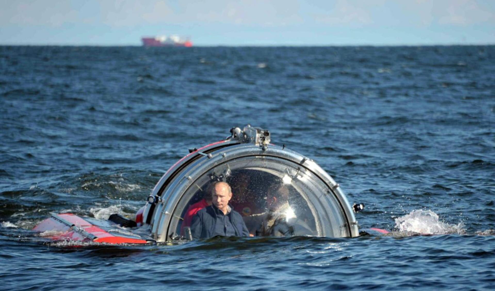 Poetin duikt met de Bredase duikboot C-Explorer 5 naar het wrak van de Oleg. foto Presidential Press and Information Office