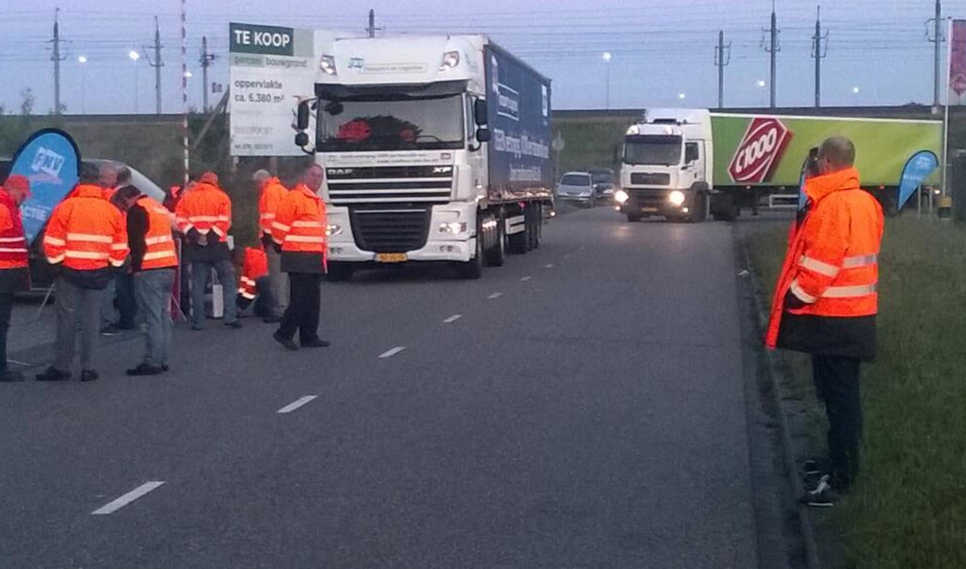 Vrachtwagenchauffeurs voeren actie tegen 0% loonsverhoging. foto Henri Janssen
