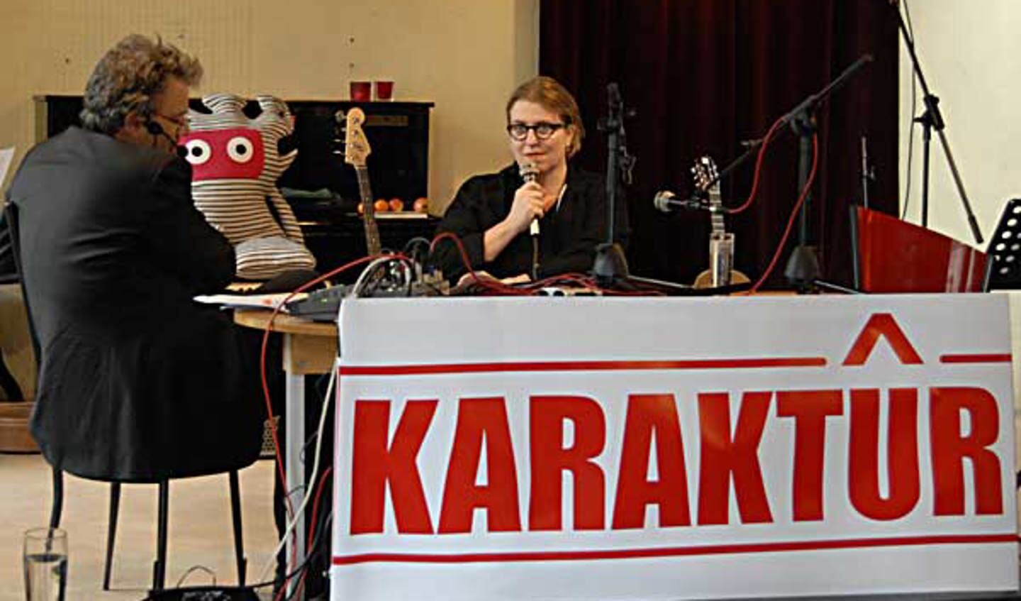 Mieke Gerritzen in gesprek met Rinus Filius tijdens de eerste editie van politiek café Karaktur, 1 februari. foto Wijnand Nijs