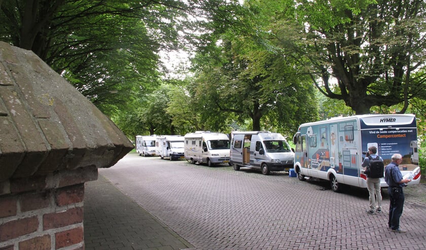 De ongeveer acht camperplaatsen aan de Nijverheidssingel zijn maandag 1 augustus officieel in gebruik genomen.