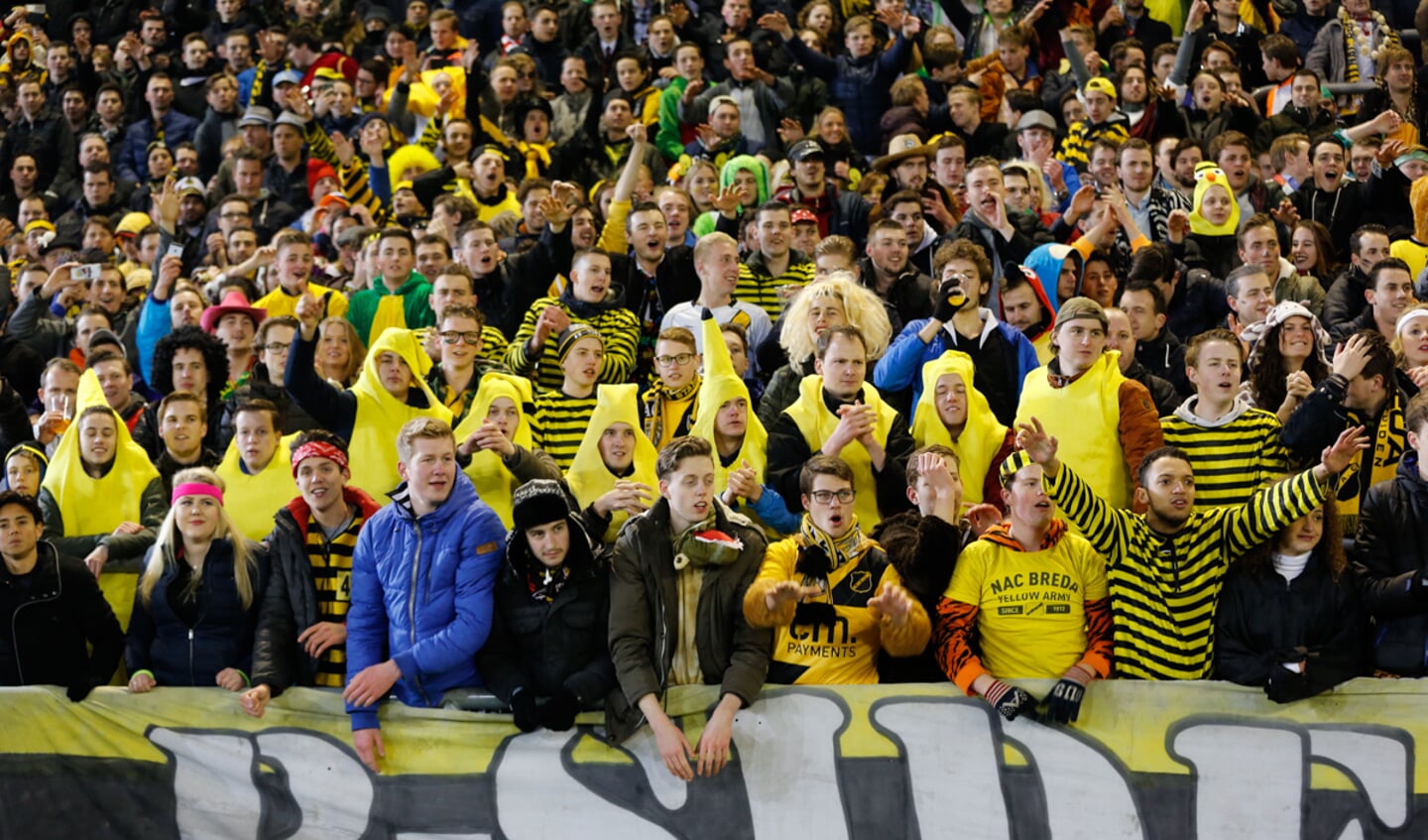 NAC-fans zijn massaal verkleed naar de eerste carnavalswedstrijd sinds jaren gekomen. NAC klopte Volendam met 1-0.