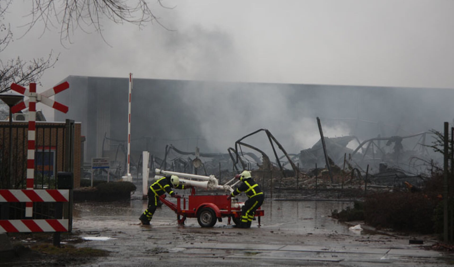 Het bedrijf Chemie-Pack aan de Vlasweg in Moerdijk is totaal uitgebrand. foto Erik Eggens