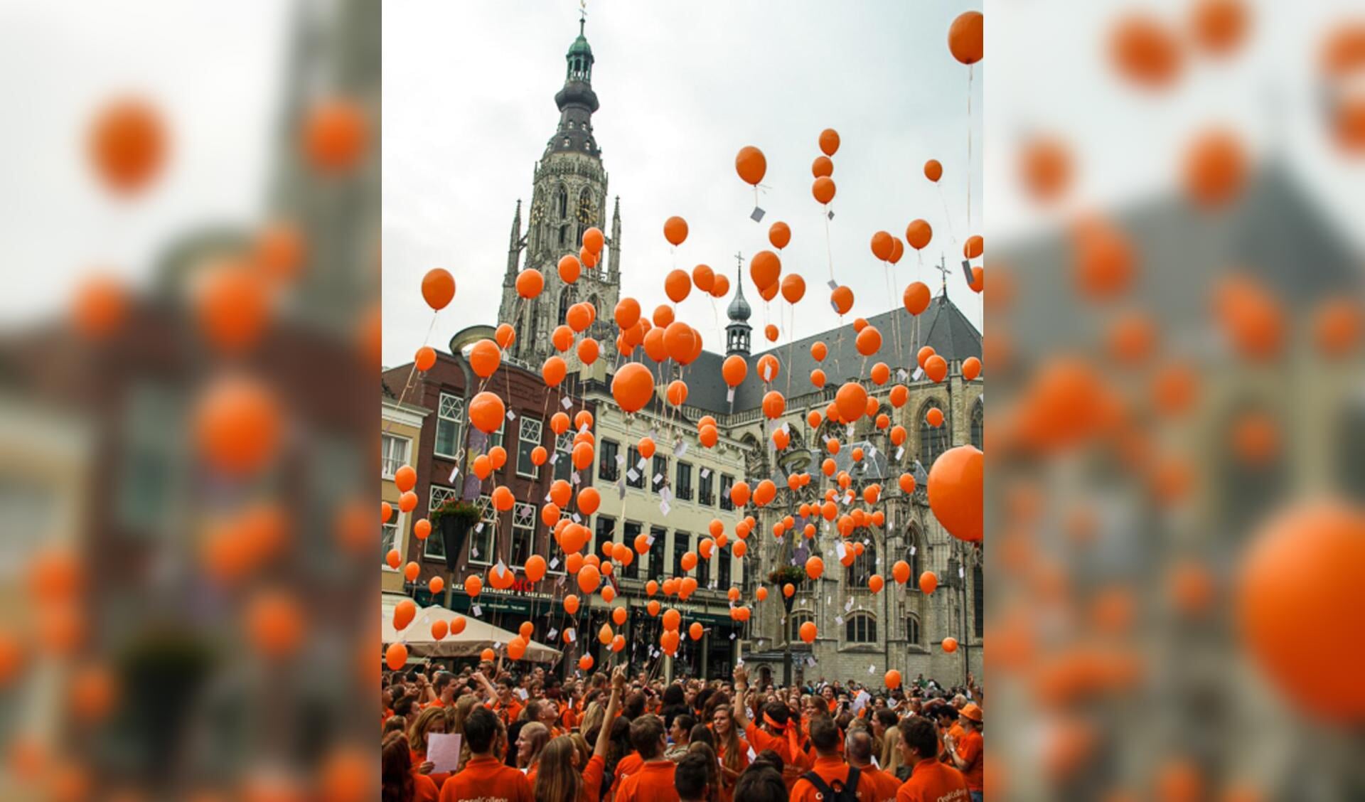 300 oranje ballonnen op de Grote Markt.