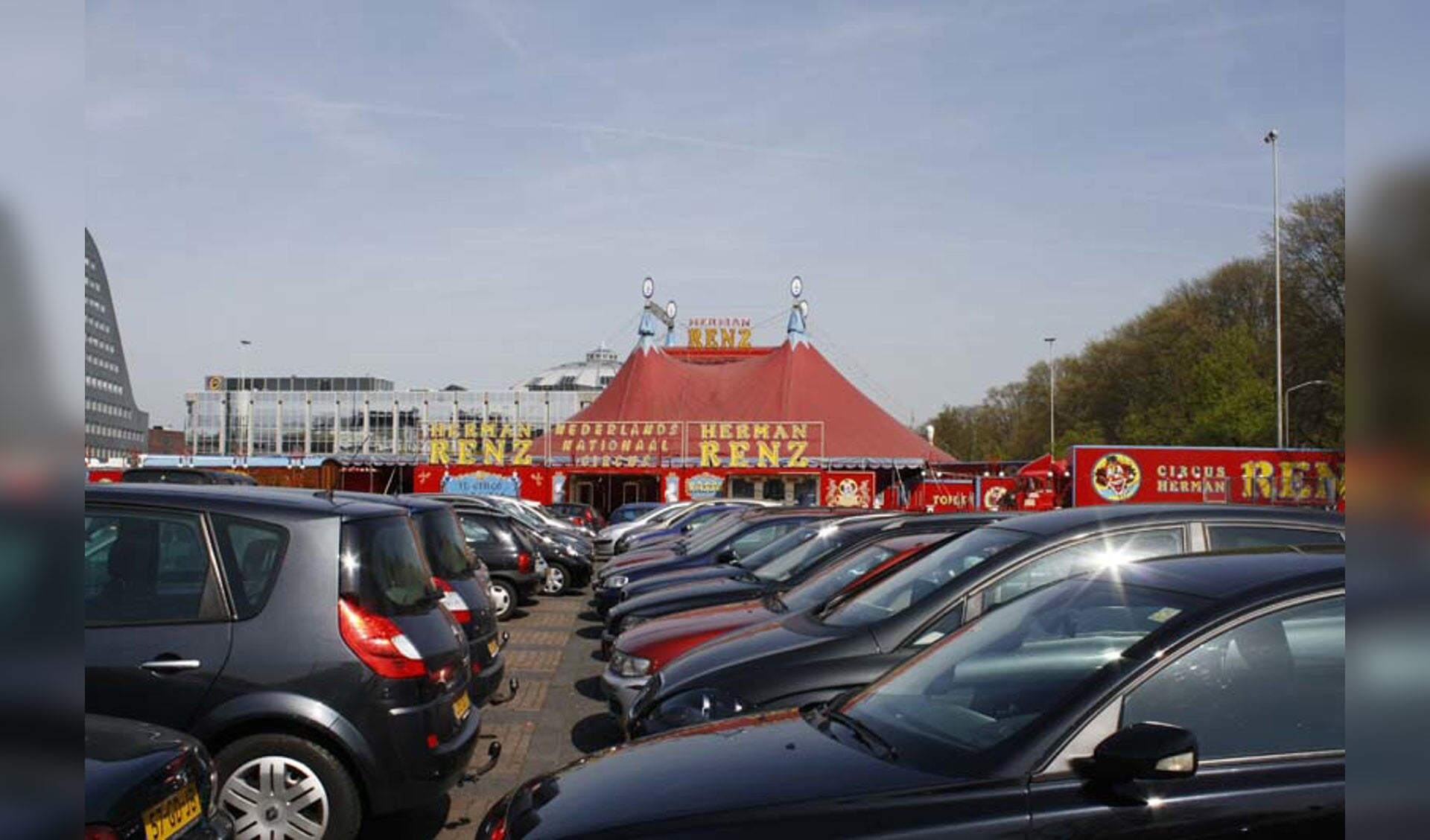Opbouw van Circus Renz op het Chasséveld foto Jelle Wilders