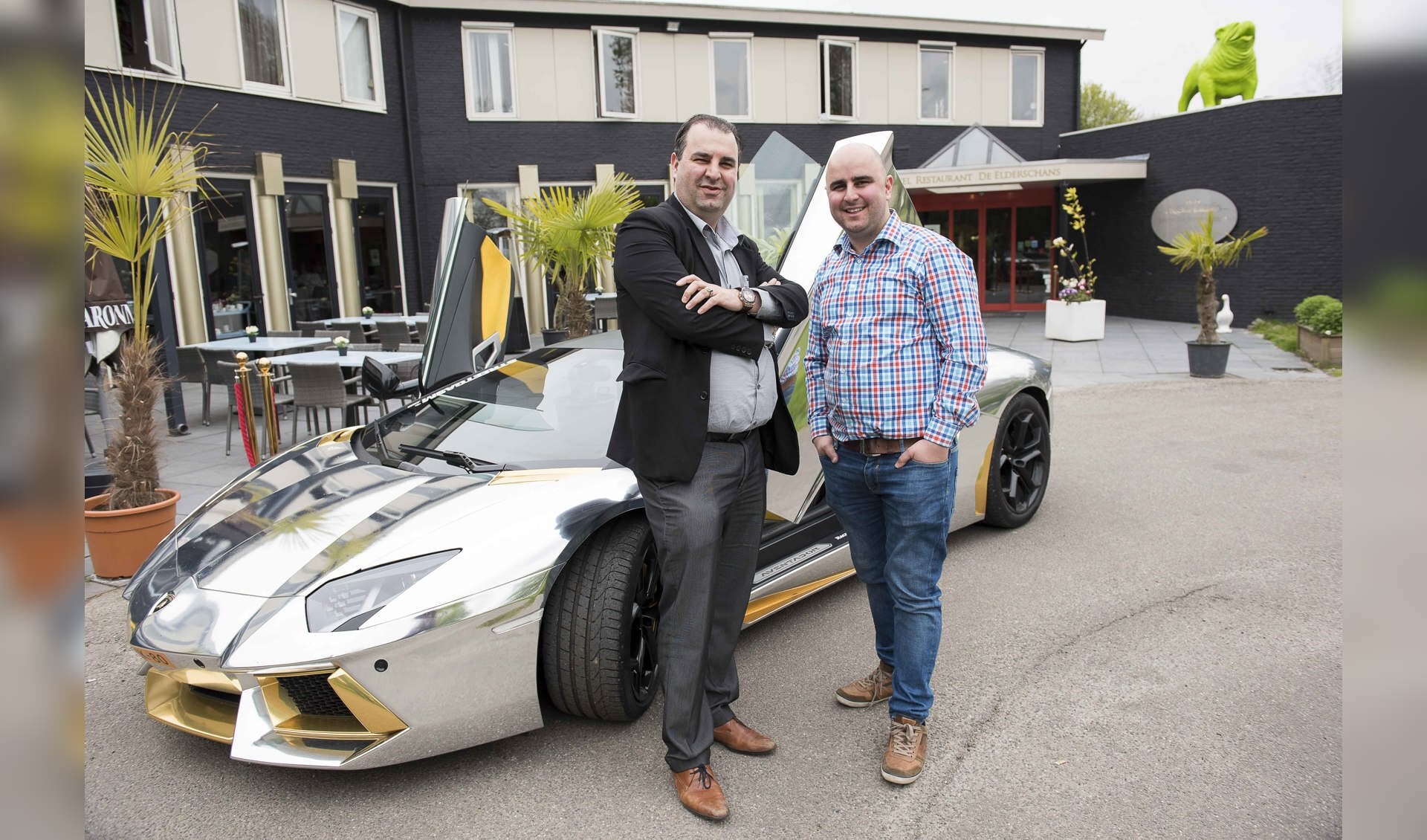 De Iraanse broers Azimi, Salar en Sasan (r), de nieuwe eigenaars van de Bredase partyboot. Hier poseren ze met hun Lamborghini voor hun hotel in Aardenburg